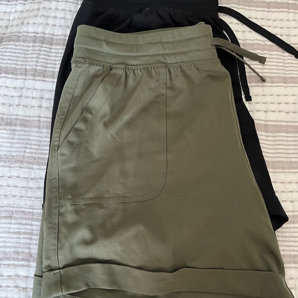 Old Navy Green and Black Athletic Shorts Lightweight Stretchy Fit - Picture 3 of 4